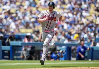 Braves put Murphy on 10-day IL with fractured finger, add León and Azócar