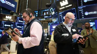 Asia-Pacific Markets Rally on AI Optimism; GSK and Mercedes Report Mixed Results