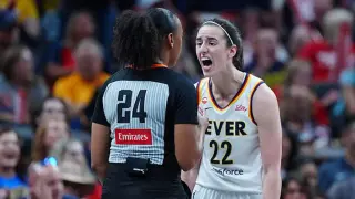 Clark confronts ref over 'unbalanced whistle' in Fever loss