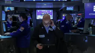 Record Stock Valuations and Surging Margin Debt Spark Widespread US Investor Alarm