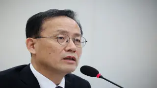 South Korea’s Finance Minister Defends Chip Boom Amid Market Volatility and Concentration Risks
