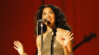 Olivia Dean Lights Up MSG with a Present, Gospel-Driven Love Lesson