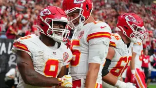 Walker's 177-Yard Rushing Outburst Powers Chiefs to 30-27 Win Over Raiders