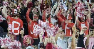 Alabama Fans Toss Objects at Georgia Players After 20-17 Loss in SEC Showdown