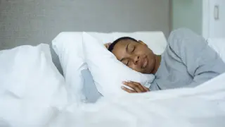 Sleep Experts Warn Against Stacking Pillows: The Right Way to Elevate Your Head