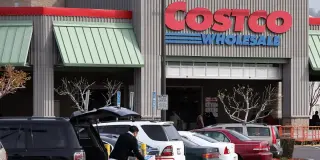 Retail Giants' Defensive Status Backfires as High Expectations Drive Stock Declines