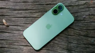 iPhone 17 Keeps Global Smartphone Crown as Galaxy S26 Ultra Breaks Android Top Four