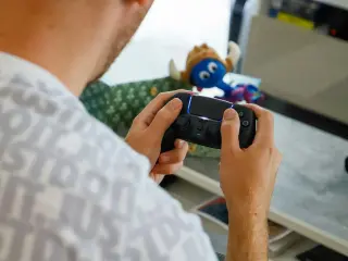 Sony patents magnetically attachable modular controller for PlayStation 6 with built-in display