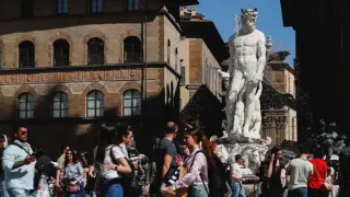Pre-nuptial prank cracks Florence’s Neptune fountain, sparking repairs and legal scrutiny