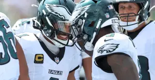 Hurts Delivers Late Heroics as Eagles Edge Titans on the Road