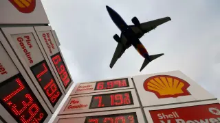 Fuel Crisis and Resilient Demand Squeeze Airline Profits Despite Record Fares