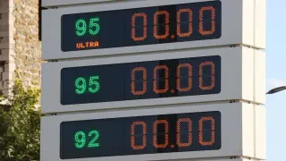 Fuel crisis widens as Ukrainian strikes knock out 40% of Russia’s refineries