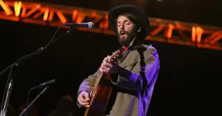Ray LaMontagne Collapses on Stage in Nashville Heat, Then Presses On With Tour
