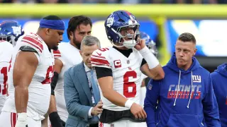 Dart Questionable to Return After Knee Collision for Giants
