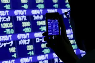 Stocks Slip as Iran Peace Update Keeps Oil and Markets in Limbo