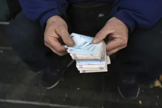 Iranian rial hits record low as sanctions tighten and UAE cuts trade