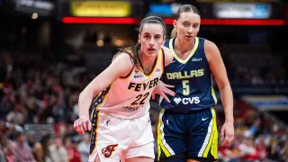 Bueckers draws arm foul on Clark, fueling tense moment before halftime in Wings' win