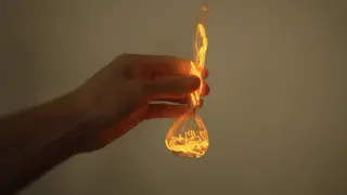 YouTuber Traps Lightning in a Glass Tube With Mercury and Neon