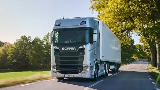 High-Voltage Haulers: 11 Ultra-Powerful Semi-Truck Engines Redefining the Road