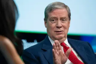 Druckenmiller Bets on AI Builders Amazon and Alphabet as Chip Exits Grow