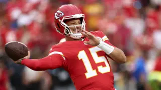 Chiefs seize the lead with fourth-down TD after Mahomes’ deep strike