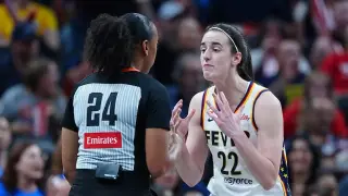 Clark calls out refs after no-call leaves her with quad contusion