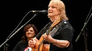 Indigo Girls’ Emily Saliers Reveals Two Incurable Conditions Will Shape 2026 Tour