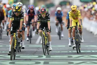 Vingegaard survives late crash by finishing on teammate’s bike in Stage 5