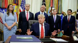 Poll finds Trump approval sinks as voters blame him for economic strain ahead of midterms