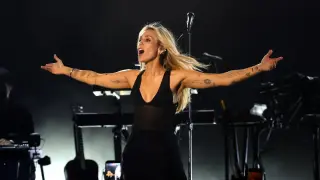 Miley Cyrus Returns to Hollywood Bowl Stage with Emotional Dolly Parton Tribute
