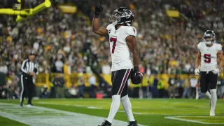 Falcons' Robinson and London set NFL record with identical 194-yard performances in Lambeau rout