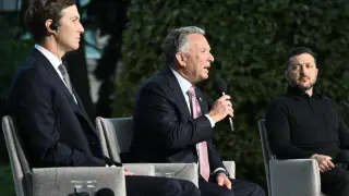 US envoys bring refreshed peace ideas to Kyiv as talks linger