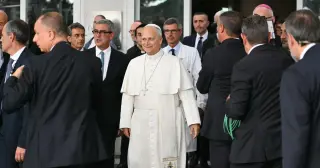 Pope Leo XIV Discharged After Routine Lung Cancer Surgery; Surgeon Clears Him for November Trip