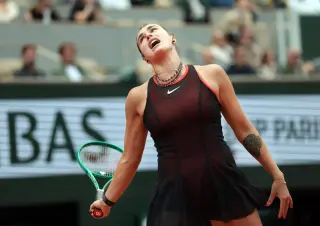 Sabalenka’s Big Lead Fails as Shnaider Stuns at Roland-Garros