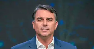 Flávio Bolsonaro Flees to US After Losing Presidential Race and Defying Court Order