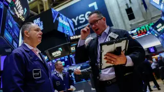 October Opens with Tech Gains, Oil Spike, and Bond Yield Volatility