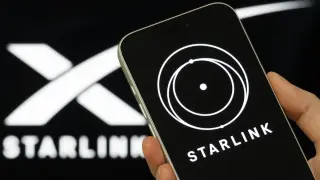SpaceX Secures 800 MHz Spectrum to Launch Starlink Mobile, Triggering Historic Telecom Sell-Off