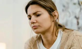 Midlife Solitude Forges Stronger Emotional Resilience Than Partnership