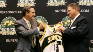 Schultz exits Washington with sharp critique as he relocates to Florida