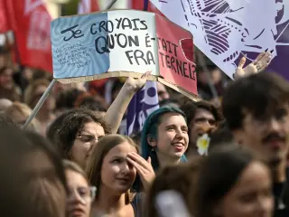 French Youth Uprising: 440 Detained as School Protests Merge with Budget Strikes