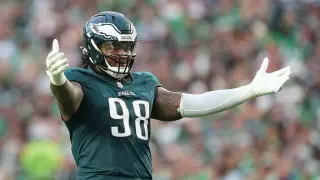 Carter to Play Through Wrist Cast as Eagles Face Titans