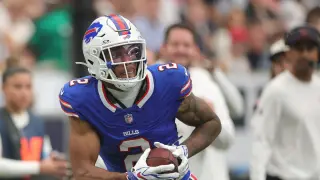 DJ Moore Questionable to Return After Shoulder Injury in Bills-Lions Game