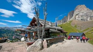 Dolomites pastry pilgrimage turns a quiet refuge into a dessert hotspot