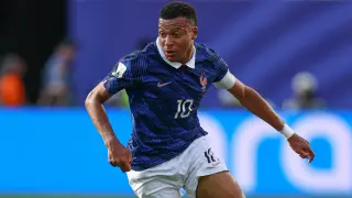 France retakes FIFA No. 1 as World Cup knockout field forms