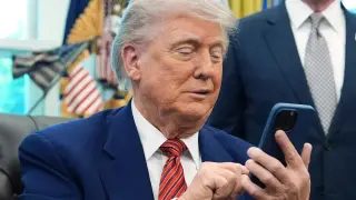 CNET Editor Calls Trump Mobile T1 a 'Urine Sample' and Questions Shipping