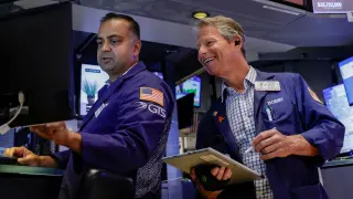 Tech-led rally pushes S&P 500 to record high as bond market stress and AI skepticism persist