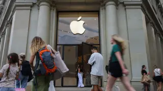 Apple Becomes Nasdaq Hedge as Correlation Slumps to 20-Year Low