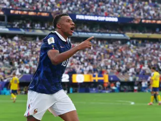 Mbappe brace lifts France past Sweden as World Cup charge continues
