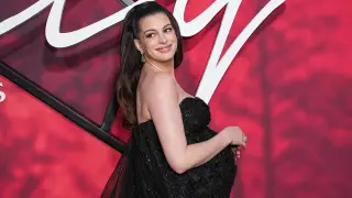 Anne Hathaway Takes Charge of 'Verity' Red Carpet Photo Op Amid Pregnancy