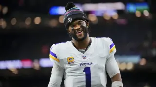 Murray's Surge Lifts Vikings to 5-0 as Offense Finally Clicks